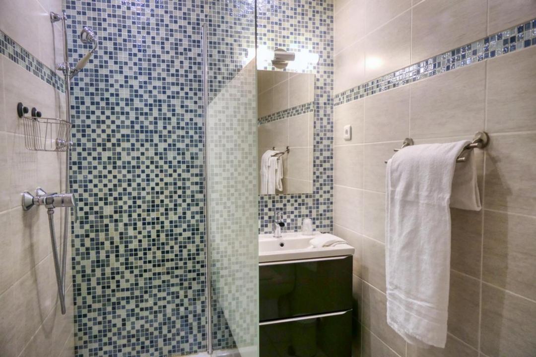 Hotel Univers カルパントラ エクステリア 写真
