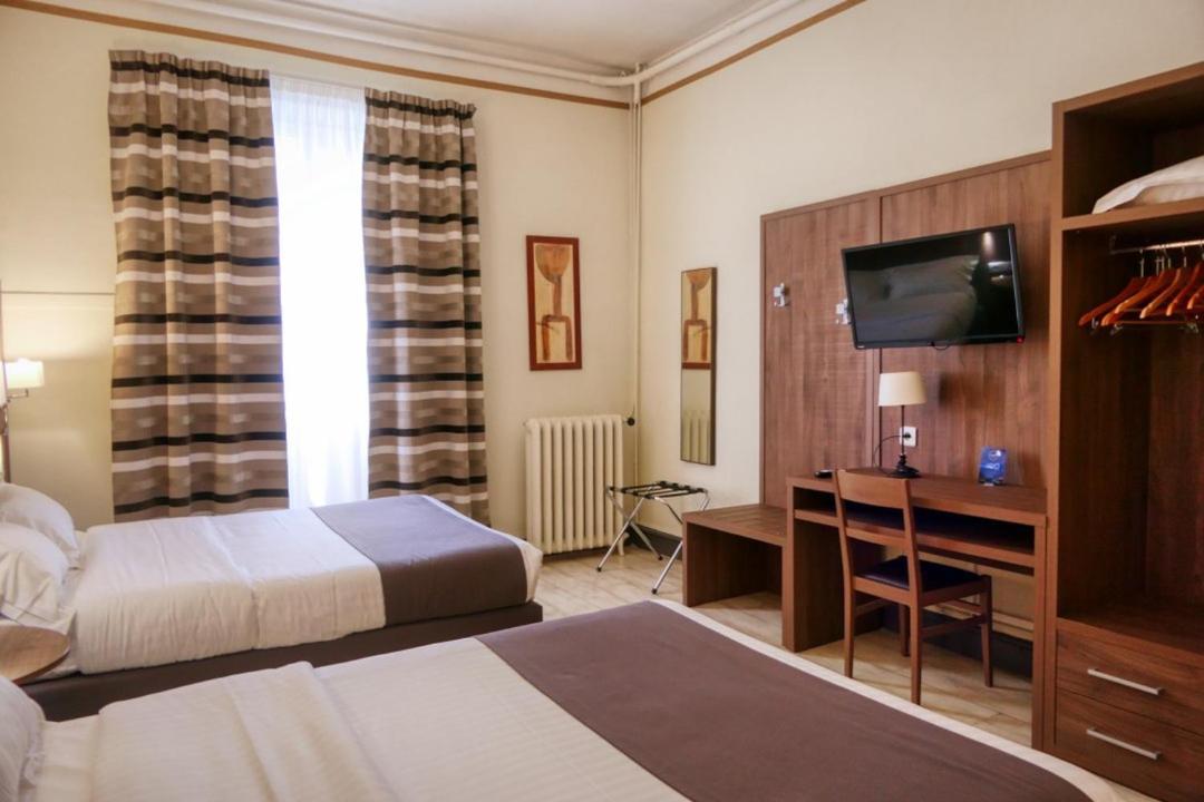 Hotel Univers カルパントラ エクステリア 写真