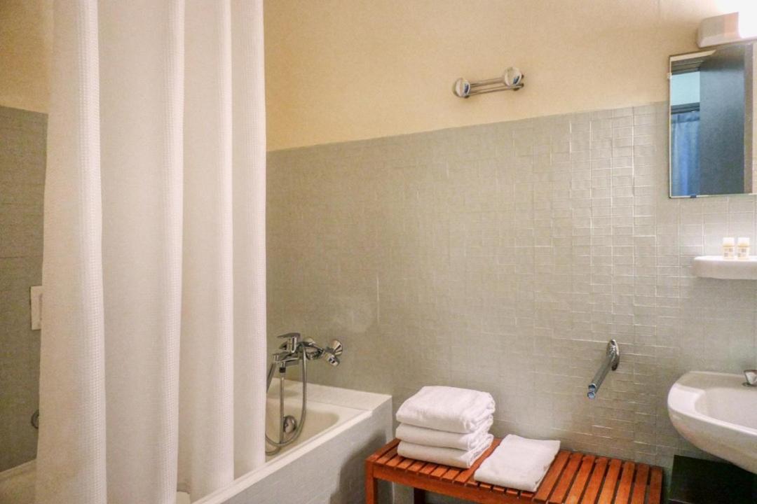 Hotel Univers カルパントラ エクステリア 写真