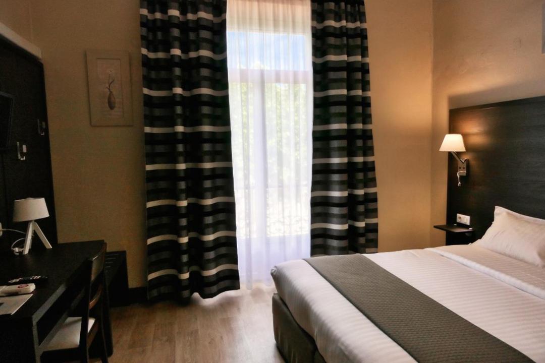 Hotel Univers カルパントラ エクステリア 写真