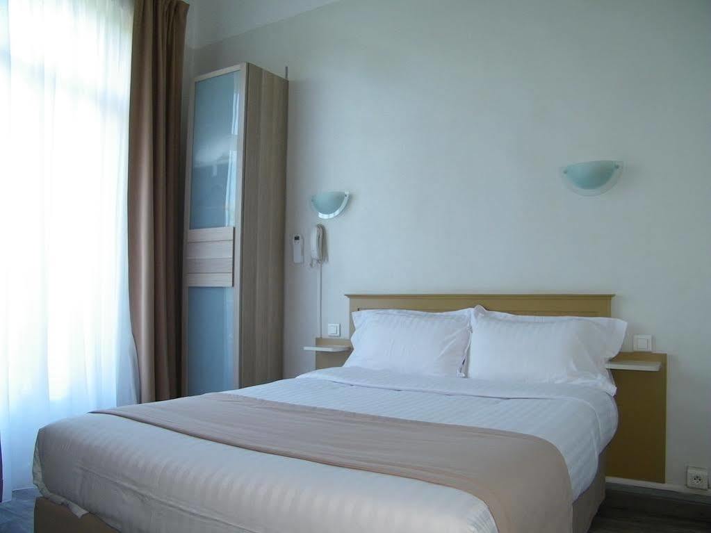Hotel Univers カルパントラ エクステリア 写真